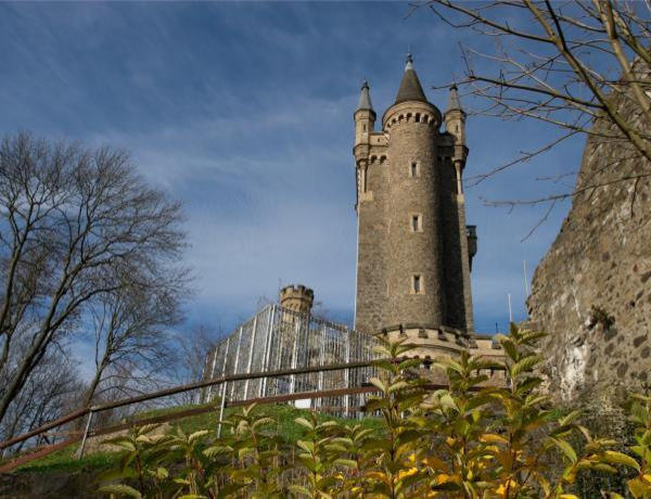 Wilhelmsturm mit Mauer und Aufgang von Freilichtbühne