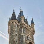 Wilhelmsturm Seitenansicht Treppenhaus am Balkon aufwärts mit Türmen